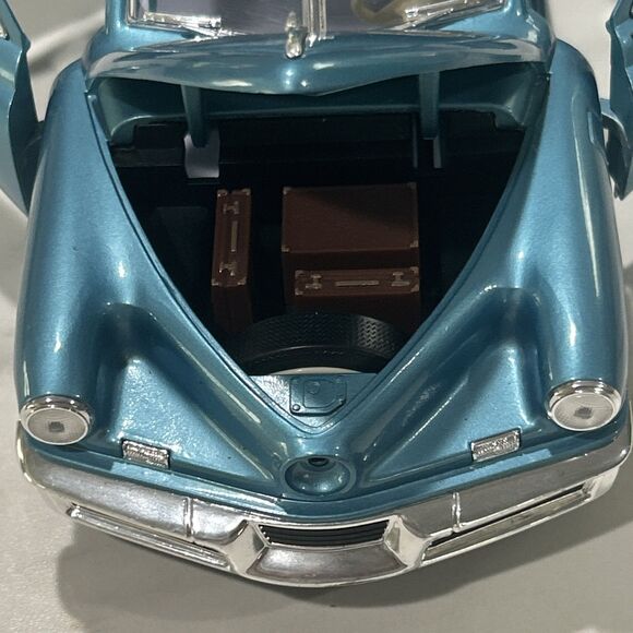 MODELLINO AUTO ROAD LEGENDS *TUCKER TORPEDO* 1948 LIGHT BLUE METALLIC 1:18 - Picture 4 of 9